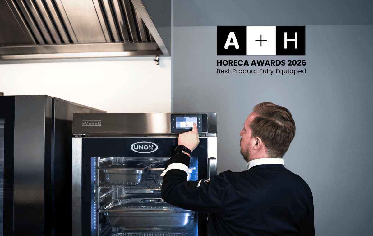 chef tocando la pantalla de la nevera caliente evereo llena de comida a temperatura de servicio